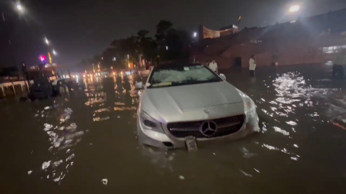 Lucknow Weather Update: लखनऊ में मूसलाधार बारिश से आया सैलाब येलो अलर्ट जारी... स्कूलों में छुट्टी जानें 14 अगस्त का IMD अपडेट Lucknow Weather, Lucknow Rain
