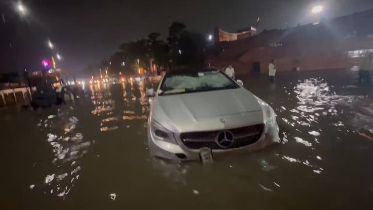 Lucknow Weather Update: लखनऊ में मूसलाधार बारिश से आया सैलाब येलो अलर्ट जारी... स्कूलों में छुट्टी जानें 14 अगस्त का IMD अपडेट Lucknow Weather, Lucknow Rain