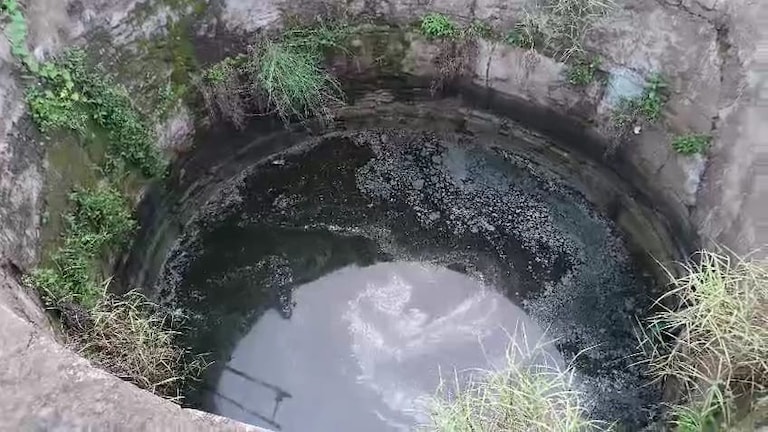 खेतों में मौजूद कुएं में किसानों को मिली 2 बोरियां, उन्होंने उसे खोल भी दिया, अंदर जो दिखा वो हमेशा डराएगा Jhansi, Jhansi news, Jhansi crime news, Jhansi crime, up news, up crime, झांसी, झांसी न्यूज, झांसी क्राइम, यूपी न्यूज