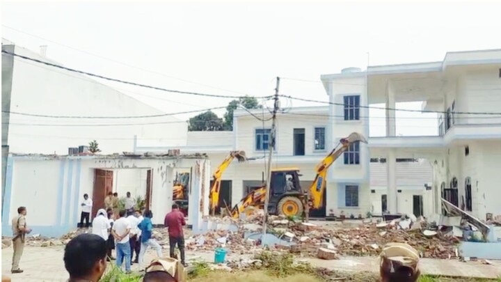 सहारनपुर में ग्राम प्रधान नीरज राणा की आलीशान कोठी पर हुआ बुलडोजर एक्शन, पुलिस भी रही मौजूद, क्या हुआ ऐसा? Saharanpur, Saharanpur news, Saharanpur crime, Saharanpur viral news, up news, सहारनपुर, सहारनपुर न्यूज, सहारनपुर वायरल न्यूज, यूपी न्यूज