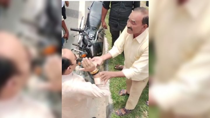 तुझे तोड़कर फेंक दूंगा...आगरा में बस ड्राइवर से हाथापाई करते दिखे पूर्व मंत्री के बेटे संजीव पाल, खूब मचा बवाल Agra Viral Video