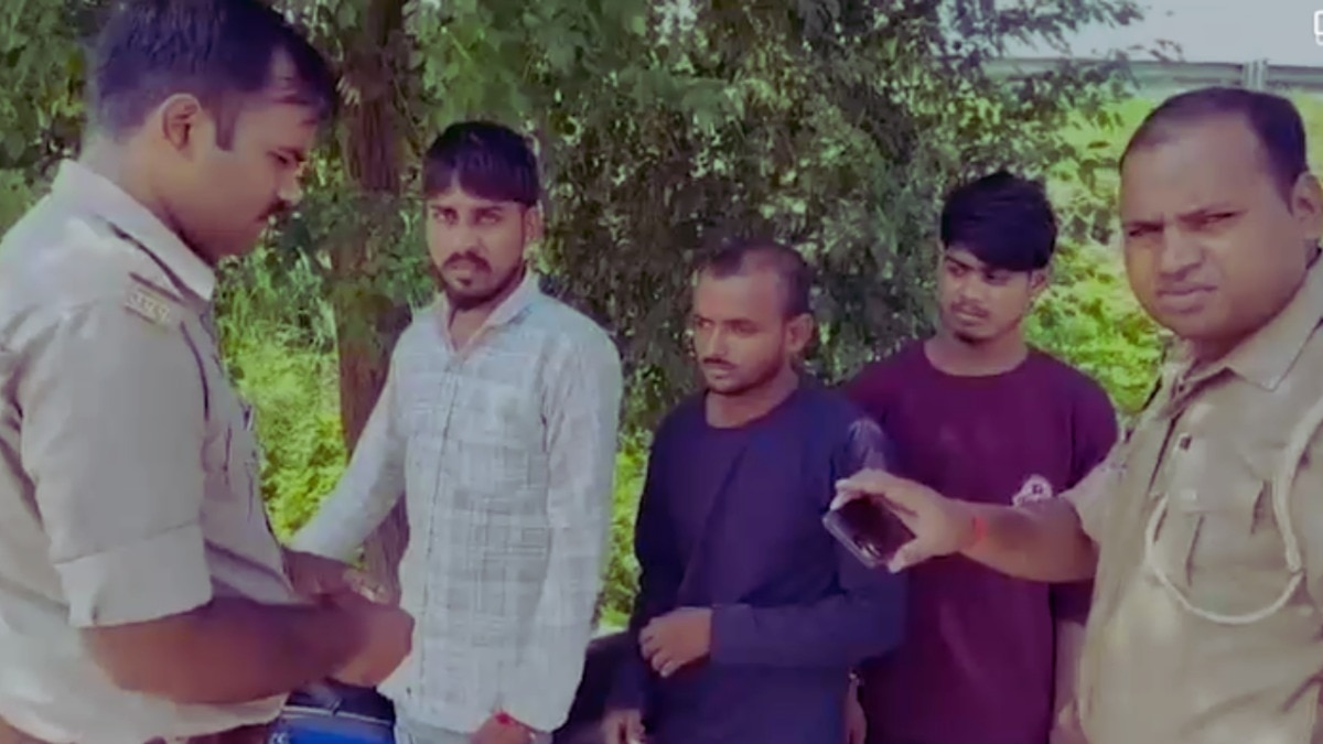 प्रतापगढ़ पुलिस का नाटकीय वीडियो हुआ वायरल, 3 युवकों को दौड़ाकर पकड़ने का ये सीन देख चौंक जाएंगे आप Pratapgarh News