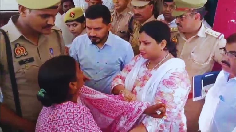 बाराबंकी के DM शशांक त्रिपाठी के सामने चूहा मारने वाली दवा लेकर पहुंच गई सत्यभामा! बोली- अभी यहीं खा लू्ंगी फिर ये कहानी पता चली Barabanki News