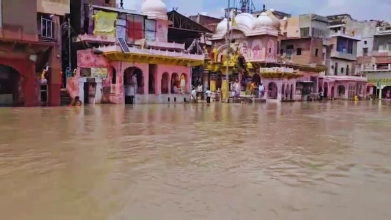 खतरे के निशान को पार कर गईं यमुना, गोकुल बैराज के सभी 21 गेट खोले गए और 82 हजार क्यूसेक पानी आगरा की ओर चला! Yamuna level Increased