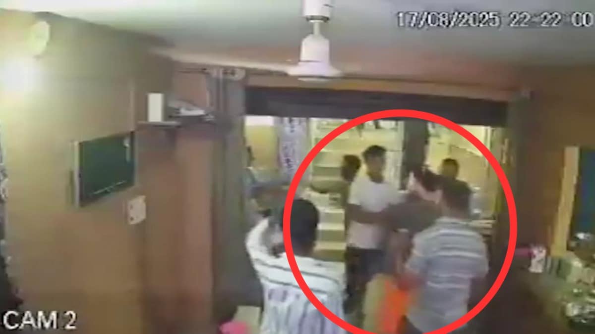 लखनऊ में भगवा कपड़े पहन ढाबे पर चिकन खा रहा था युवक तो सुभाष और दिनेश ने कर दी उसकी धुनाई, वीडियो आया सामने Lucknow Crime News