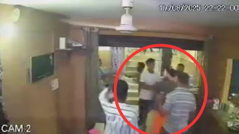 लखनऊ में भगवा कपड़े पहन ढाबे पर चिकन खा रहा था युवक तो सुभाष और दिनेश ने कर दी उसकी धुनाई, वीडियो आया सामने Lucknow Crime News