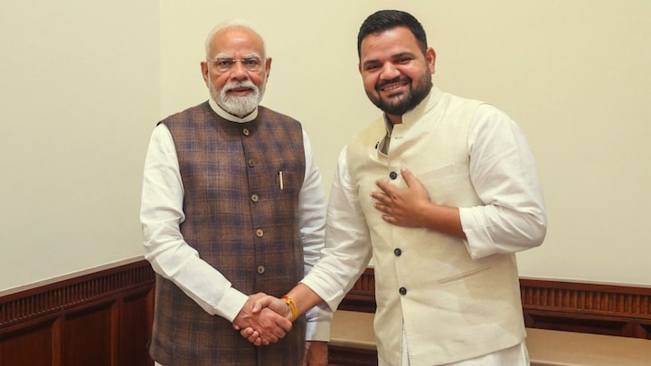 बाहुबली बृज भूषण शरण सिंह के सांसद बेटे करण सिंह से जब मिले पीएम नरेंद्र मोदी तो क्या बात हुई? चर्चाएं तेज Brij Bhushan Sharan Singh, Brij Bhushan Sharan Singh News, Brij Bhushan Singh, UP News, बृज भूषण शरण सिंह, बृज भूषण शरण सिंह न्यूज, यूपी न्यूज