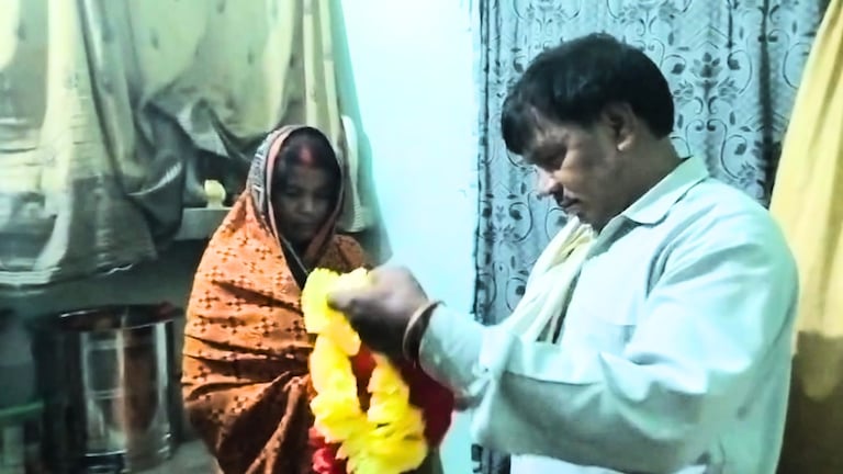 शादी के 25 साल बाद वाराणसी के अरविंद पटेल ने पत्नी रीना का विवाह 50 साल के सियाराम यादव से करा दिया Varanasi News