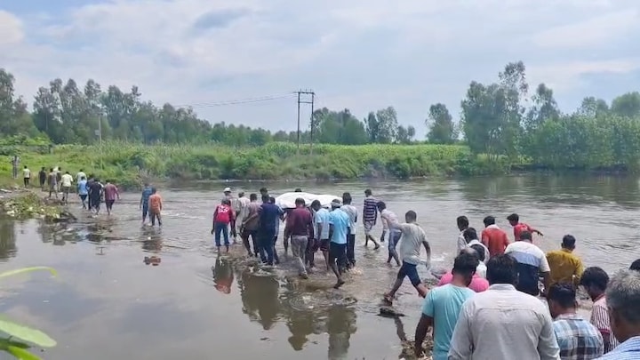 सहारनपुर में विकास के दावे फेल! नदी से होकर शव को ले जाने को मजबूर हुए ग्रामीण, फूटा गुस्सा Saharanpur News