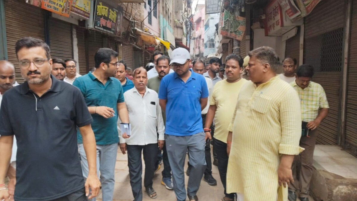 बनारस के फेमस मुस्लिम बहुल इलाके दालमंडी में पहुंच गए टॉप अफसर, 17.5 मीटर चौड़ी सड़क के लिए क्या क्या टूटेगा? Varanasi News