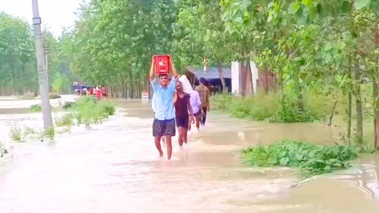 मुरादाबाद मुंडापांडे ब्लॉक में तबाही मचा रही रामगंगा! बाढ़ के ये हालात सिहरा देंगे UP Tak