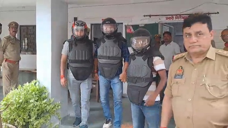 प्रतापगढ़ में बुलेटप्रूफ जैकेट और हेलमेट पहना जिस ब्लॉक प्रमुख सुशील सिंह को लेकर जा रही पुलिस उसके कांड जानिए Sushil Singh, Pratapgarh news