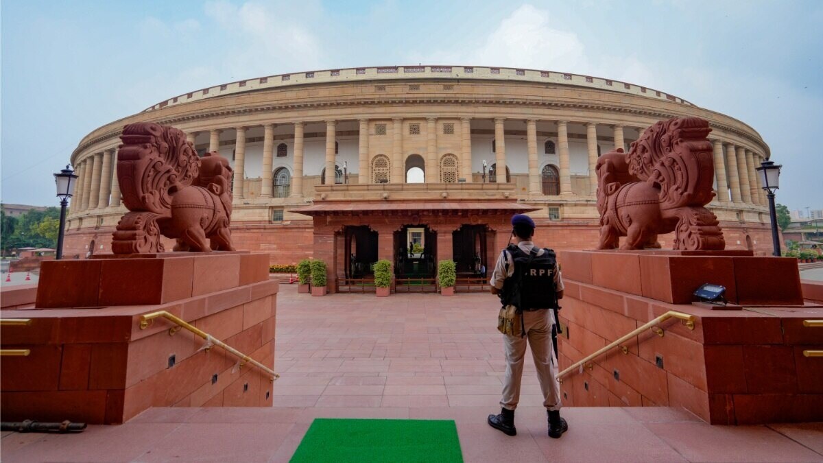 दीवार फांद कर संसद में घुस गया भदोही का राम कुमार बिंद और पहुंचा गरुण द्वार तक! CISF ने पकड़ा तो ये पता चला Parliament House