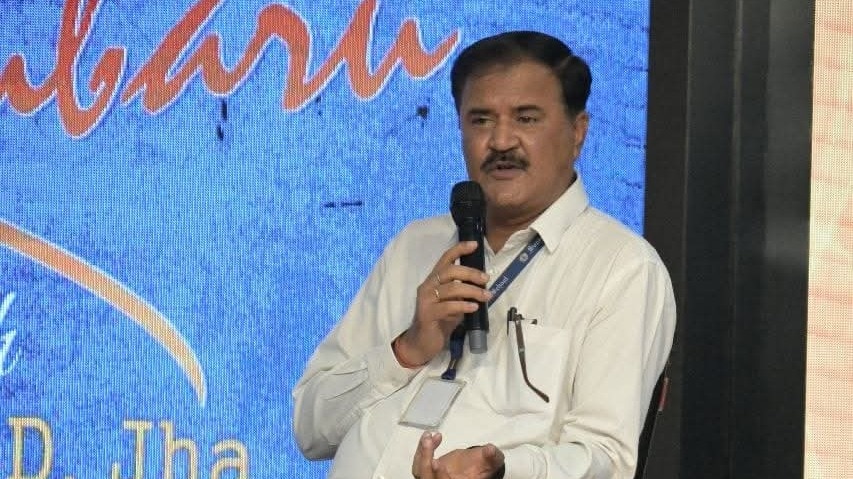 तस्वीर में शिक्षक प्रवीण झा