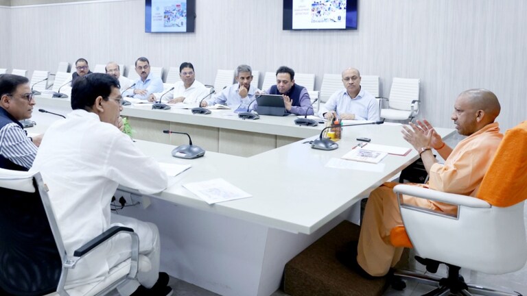 नगर निकायों को 4 से 10 करोड़... यूपी में यहां दौड़ेंगी इलेक्ट्रिक बसें, ईवी स्टेशन बनेंगे फुल प्लान जानिए Uttar Pradesh, CM Yogi Adityanath meeting