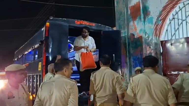 गाजीपुर जेल से मुख्तार अंसारी के छोटे बेटे उमर को अब यहां किया गया ट्रांसफर, सुबह 5 बजे वज्र वाहन से ले जाया गया File Photo: Umar Ansari