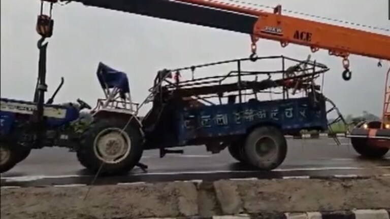 बुलंदशहर में NH 34 पर भयानक एक्सिडेंट, कंटेंनर ने ट्रैक्टर-ट्रॉली में मारी टक्कर, 8 की मौत और 43 घायल Tragic accident on NH 34 in Bulandshahr