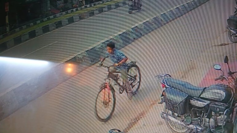 मां ने डांटा तो लखनऊ से साइकिल लेकर वृंदावन पहुंच गया बच्चा, वहां शर्ट उतार लगा राधा नाम जपने Lucknow News