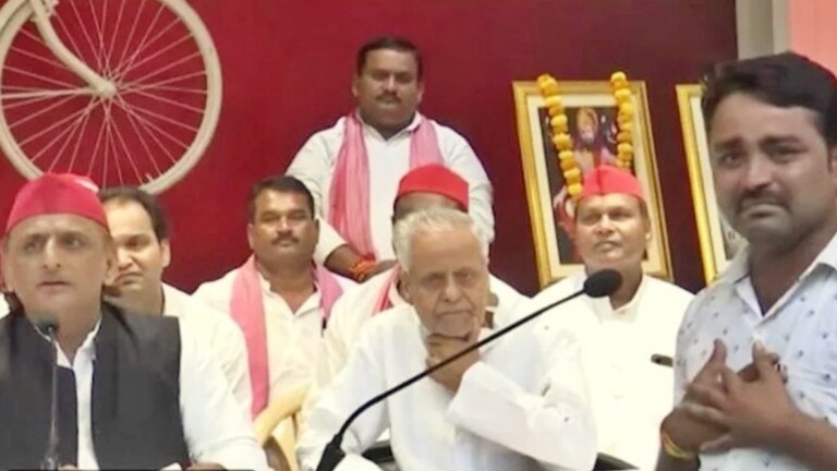 थानेदार मानवेंद्र सिंह ने सत्यम त्रिवेदी को 25 जूते मारे! अब अखिलेश यादव ने की कानपुर के पीड़ित से मुलाकात, फिर ये हुआ Kanpur, Kanpur News, Kanpur viral news, Kanpur crime, Akhilesh Yadav, Akhilesh Yadav news, Akhilesh Yadav viral news, up news, अखिलेश यादव, कानपुर, सपा, यूपी न्यूज