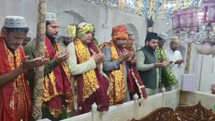 IAS आंजनेय सिंह को एक्सटेंशन मिलते ही हाफिज साहब दरगाह पर चादर चढ़ाने वाले फसाहत कौन, इनका आजम से कैसा कनेक्शन? UP News