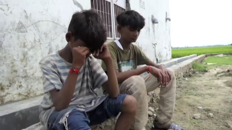 पिता लव कुमार की डेड बॉडी ठेले पर रख अंतिम संस्कार के लिए भीख मांग रहे थे ये 3 मासूम और हंस रहा था जमाना! फिर कुरैशी भाइयों ने ये किया Maharajganj News