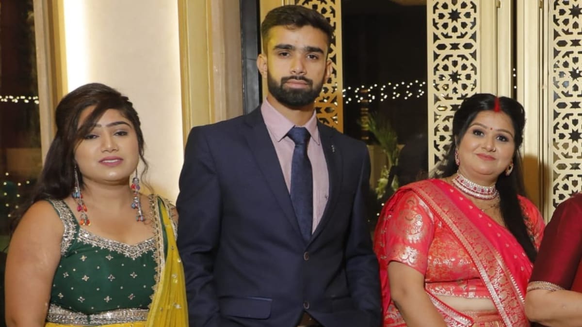 वैष्णो देवी धाम के रूट पर लैंडस्लाइड से तबाह हो गया मुजफ्फनरगर के मिंटू कश्यप का परिवार! जवान बेटे की मौत Vaishno Devi landslide victim Kartik in middle.