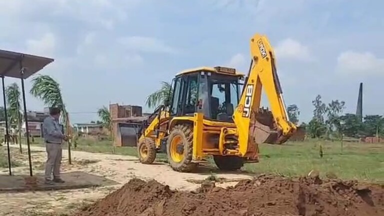 अवैध कॉलोनियों पर चला सहारनपुर विकास प्राधिकरण का बुलडोजर, 20 बीघा जमीन कराई गई कब्जामुक्त Saharanpur News