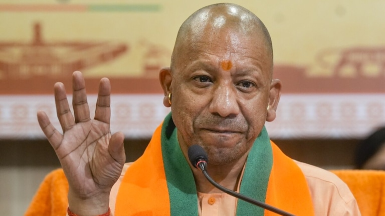 देश के सबसे लोकप्रिय मुख्यमंत्री में CM योगी ने फिर मारी बाजी... MOTN सर्वे में नंबर 2 और 3 पर ये नेता रहे CM Yogi Adityanath