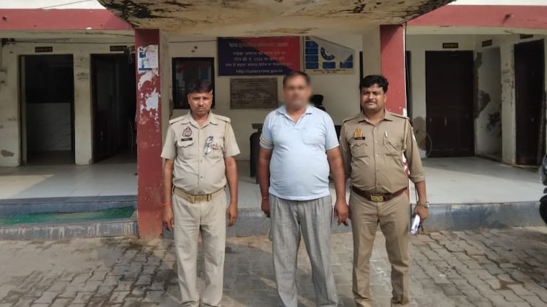 आगरा में फूड इंस्पेक्टर बनकर दुकानदार से पैसे वसूल रहा था देवेंद्र कुमार, इसके आईकार्ड पर ये सब लिखा था Agra news