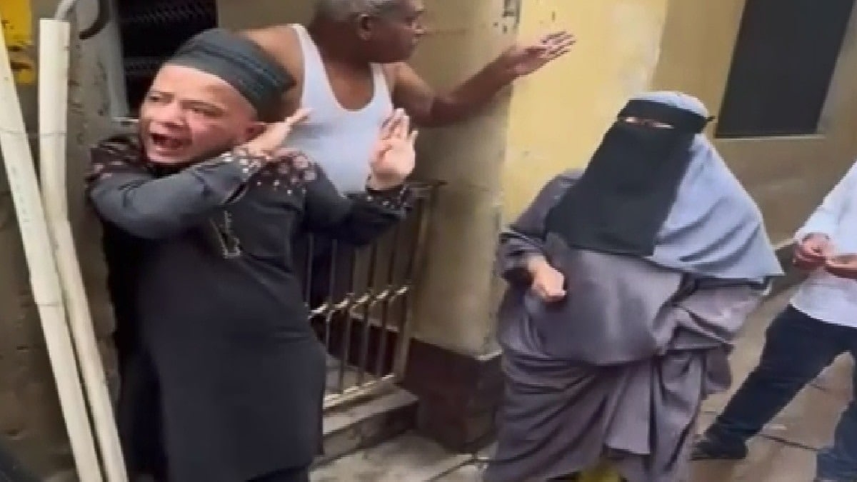 जब दिखोगे तब मारेंगे...राह चलती महिलाओं को गलत टच करता था शख्स, बुरखानशी ने मार-मारकर गाल कर दिया लाल Varanasi viral video