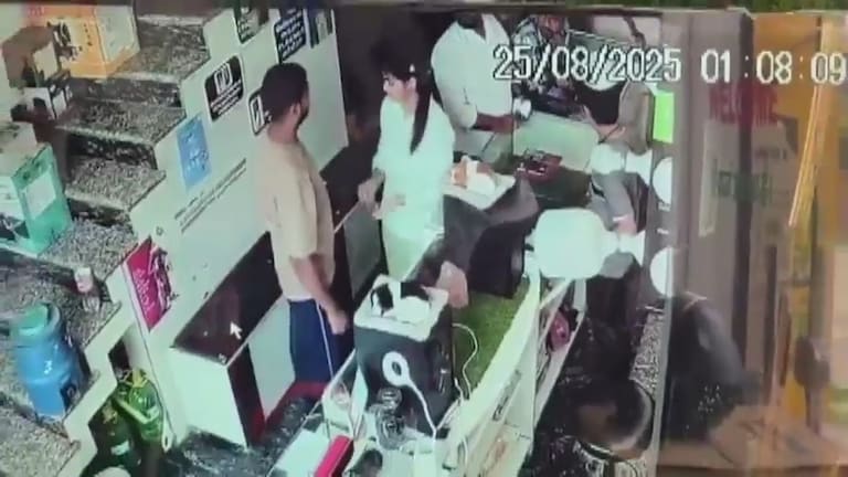 मेरठ में बीए की छात्रा को शाहरुख ने उसके भाई के सामने दुकान पर छेड़ा, पिछले 6 महीने से कर रहा था बदतमीजी CCTV Footage of Incident