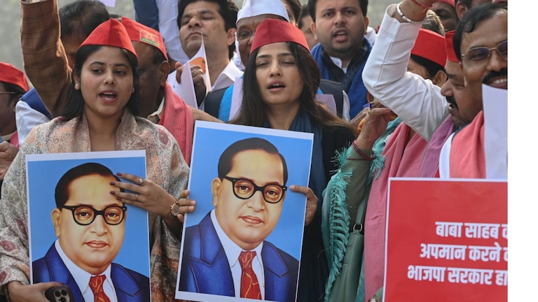 यूपी में आज हुए लोकसभा चुनाव तो सपा 80 में से कितनी सीट जीत पाएगी? सर्वे के आंकड़े सामने आए SP Mps' In Parliament