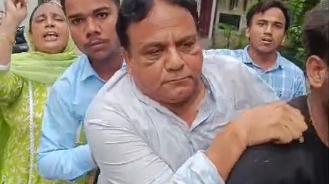 पीड़ित को बाइक से अस्पताल ले जाते परिजन