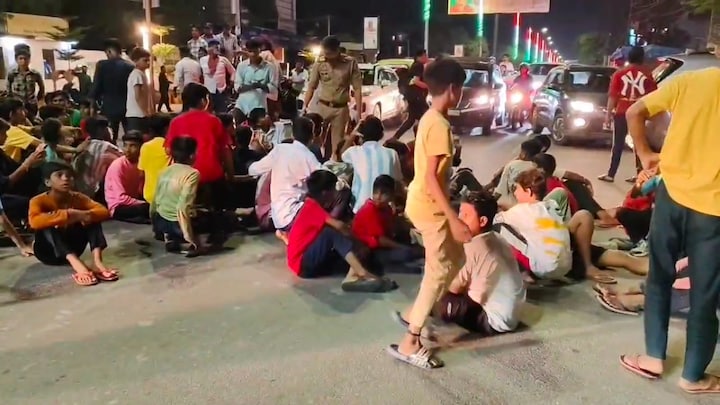 मुरादाबाद में रात दो बजे सड़कों पर उतर आए छात्र, ADM पहुंचे और समाज कल्याण अधिकारी को मांगनी पड़ी माफी, मैटर क्या है? UP Tak