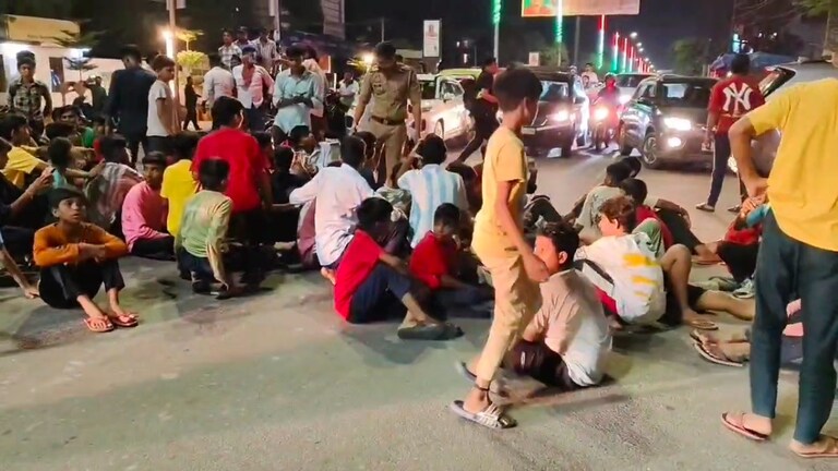 मुरादाबाद में रात दो बजे सड़कों पर उतर आए छात्र, ADM पहुंचे और समाज कल्याण अधिकारी को मांगनी पड़ी माफी, मैटर क्या है? UP Tak