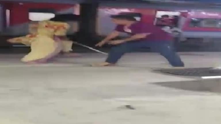 देवरिया में किन्नरों ने RPF इंस्पेक्टर को दौड़ा-दौड़ाकर लाठी- डंडे से पीटा, वीडियो वायरल होने पर पता चली ये ये वजह kinnar beat RPF inspector