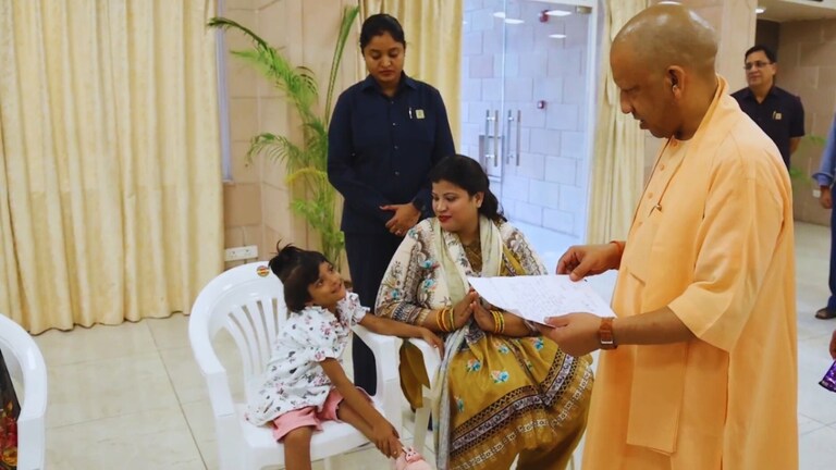 मेरा एडमिशन करा दीजिए, बड़ी होकर डॉक्टर बनूंगी... नन्ही मायरा CM योगी से मिली तो ये क्यूट वीडियो आया सामने Cm yogi meet myra