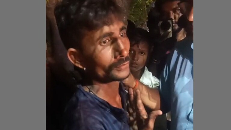 गोरखपुर के संकटमोचन मंदिर में आरती कर रहीं महिलाओं पर उमेश यादव ने फेंका मांस का टुकड़ा! कौन है ये शख्स? Gorakhpur News