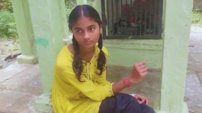 कौशांबी में 9वीं में पढ़ने वाली रिया मौर्य के पीछे पड़ा सांप, 22 जुलाई से लेकर अबतक 9 बार डंस चुका Kaushambi News