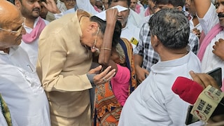 घर के कागज पकड़ाए तो बुजुर्ग लालती देवी ने राजीव राय को लगा लिया गले... सोशल मीडिया पर वायरल है सांसद की मदद का ये मामला Rejeev Rai