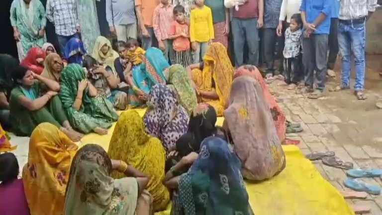 बरेली में बिजली कटी तो ठीक करने ट्रांसफार्मर पर चढ़ गए 2 दोस्त विजय और चंद्रसेन, अगले ही पल धू-धू कर जल उठे! UPTak