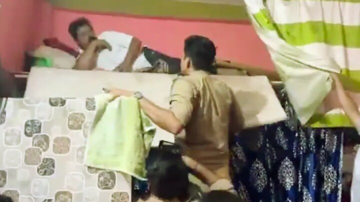 कन्नौज: भाई के घर में गद्दा लपेटकर पर्दे के पीछे छिपा था सपा नेता कैस खान, गिरफ्तार करने पहुंची पुलिस भी देख चौंक गई Kannauj News