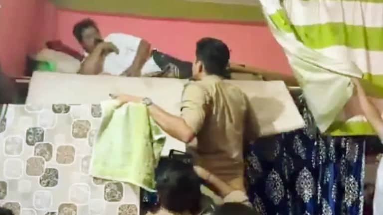 कन्नौज: भाई के घर में गद्दा लपेटकर पर्दे के पीछे छिपा था सपा नेता कैस खान, गिरफ्तार करने पहुंची पुलिस भी देख चौंक गई Kannauj News