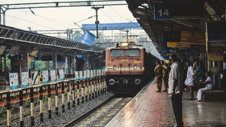 यमुना ब्रिज पर मेंटेनेंस का काम प्रगति पर, मुरादाबाद मंडल की ये ट्रेनें हुई कैंसिल, कई का बदला रूट यहां चेक करें UP Tak