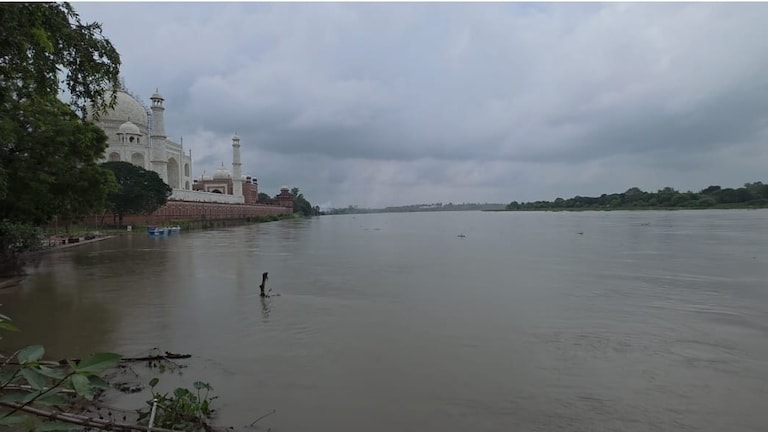 ताजमहल के पीछे पार्क में भरा पानी... आगरा में बाढ़ का अलर्ट, इन 6 इलाकों में बजी खतरे की घंटी Flood Alert in Agra