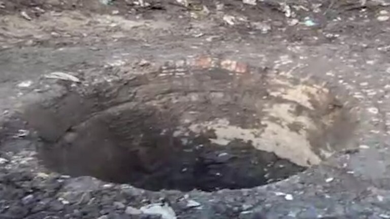 संभल में मुस्लिम आबादी के बीच कचरे की हुई सफाई तो उसके नीचे से निकला ये प्राचीन कुआं, 6 फीट पर क्या मिला? Sambhal News