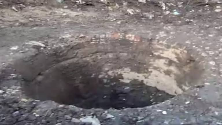 संभल में मुस्लिम आबादी के बीच कचरे की हुई सफाई तो उसके नीचे से निकला ये प्राचीन कुआं, 6 फीट पर क्या मिला? Sambhal News