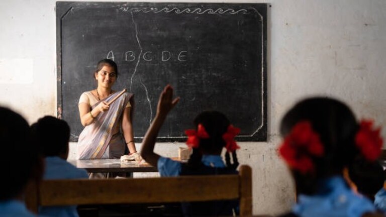 यूपी में सभी शिक्षकों को मिलेगी कैशलेस इलाज की सुविधा, 9 लाख परिवारों को मिलेगा फायदा UP News