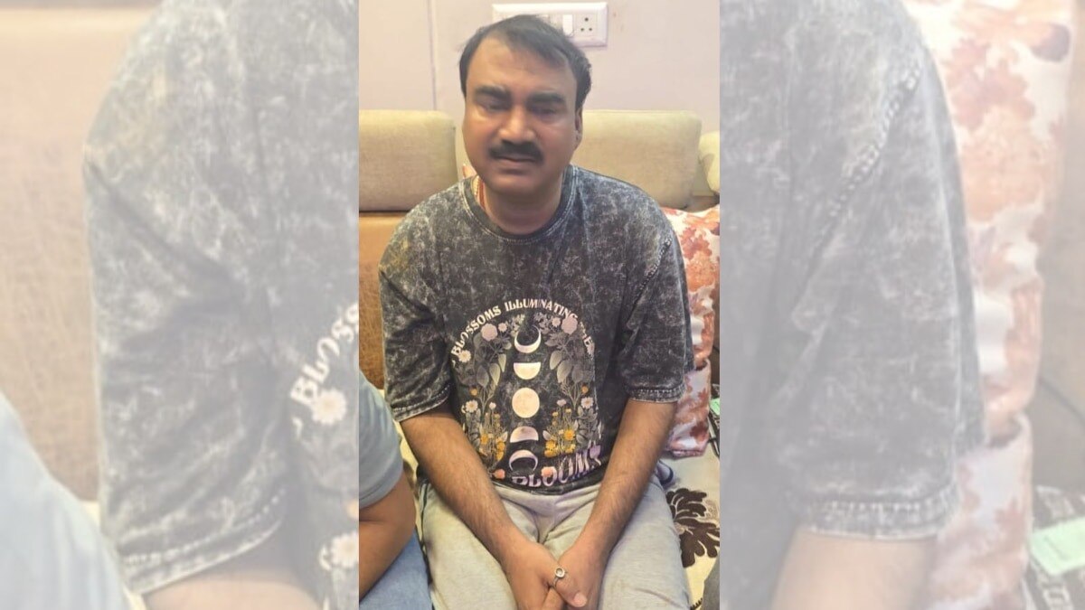 नोएडा पुलिस ने आरोपी अश्वनी को गिरफ्तार कर मुंबई पुलिस के हवाले किया (Photo: Arvind Ojha/ITG)