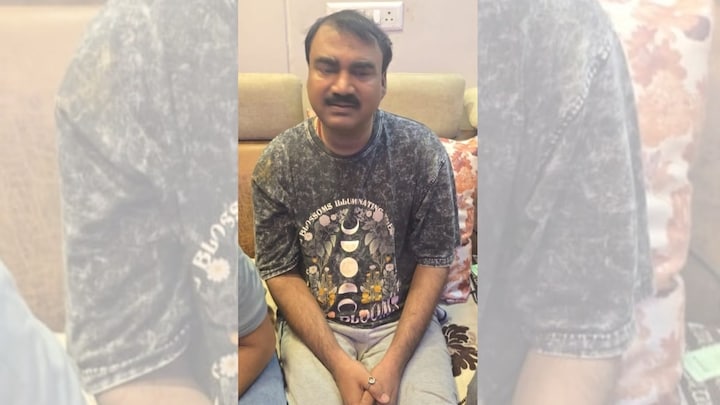 मुंबई को 400 किलो RDX से उड़ाने की धमकी देने वाला नोएडा में पकड़ा गया, आरोपी का नाम सामने आया नोएडा पुलिस ने आरोपी अश्वनी को गिरफ्तार कर मुंबई पुलिस के हवाले किया (Photo: Arvind Ojha/ITG)